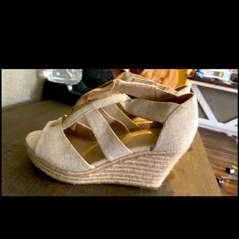 Size 8 sandal wedge, off white with zipper